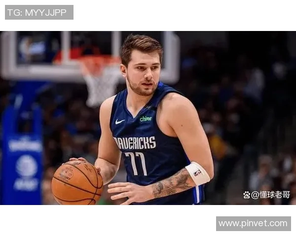 东契奇晃开防守 强突上篮打成2+1 东契奇晃开防守 强突上篮打成2+1