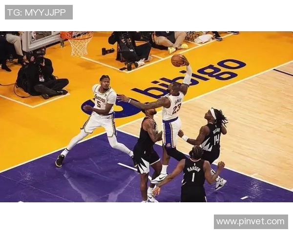 湖人队反击 詹姆斯快攻上篮命中 湖人队反击 詹姆斯快攻上篮命中