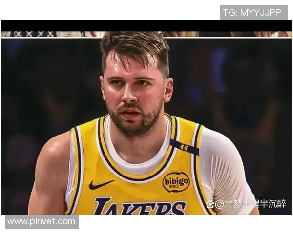 里夫斯精准助攻詹姆斯飞身暴扣展现球队默契与实力 里夫斯精准助攻詹姆斯飞身暴扣展现球队默契与实力