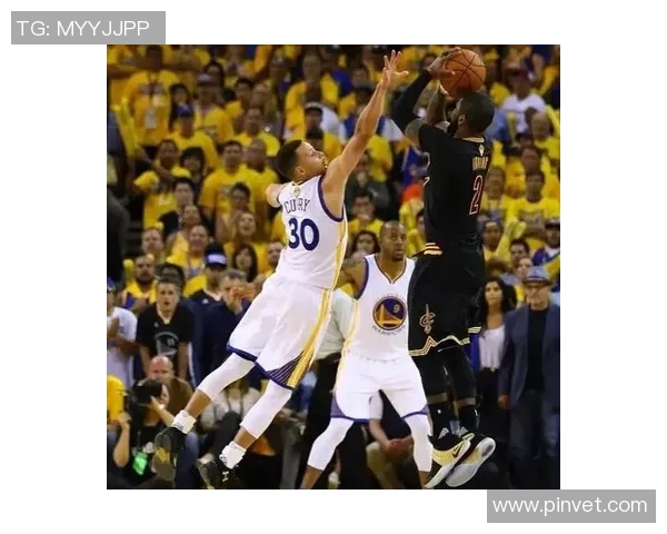 好帅的抛投!库里节奏变换过人 潇洒超级高抛 球乖乖进筐 好帅的抛投!库里节奏变换过人 潇洒超级高抛 球乖乖进筐