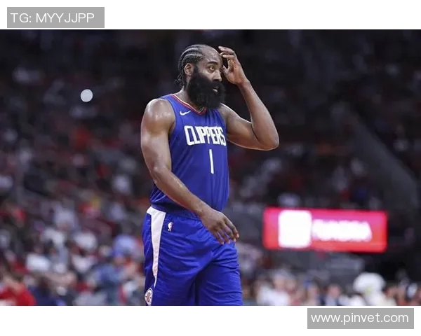 詹姆斯持球推进 哈登抢断反击上篮得手